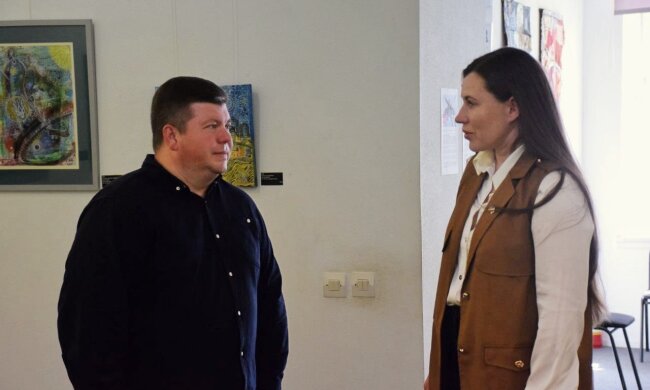 Культурний міст між Києвом та Тбілісі: на Андріївському узвозі відкрилася виставка грузинського митця Автанділа Гургенідзе