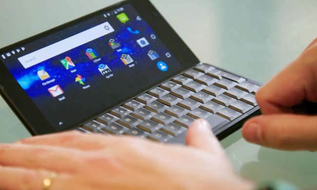 Назад у 2000-ні: на ринку смартфонів з'явився оновлений раритет