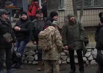 Видача повістки. Фото: скрін youtube
