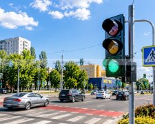 Светофор на перекрестке бульвара Вацлава Гавела и улицы Метробудовской в Киеве