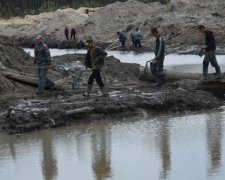 З такою кришею не страшно: стало відомо, на кого працює бурштинова мафія