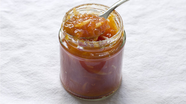В сезон консервации: рецепт абрикосового варенья с миндалем