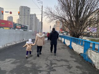 Перехожі із дітьми, фото: Знай.ua