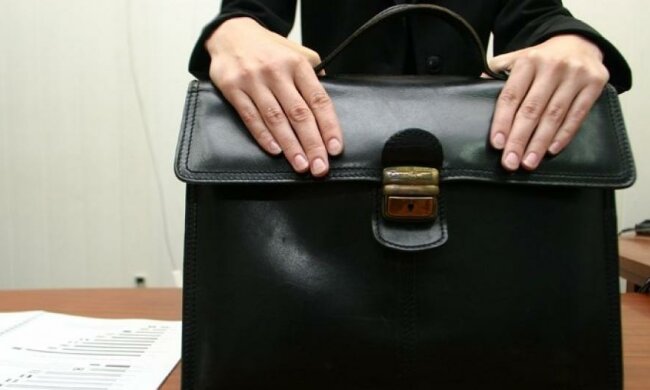 Кількість чиновників в травні скоротять удвічі 