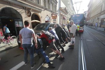 Украинский когут на огромном джипе прославился в Праге: не могли вытолкать с дороги
