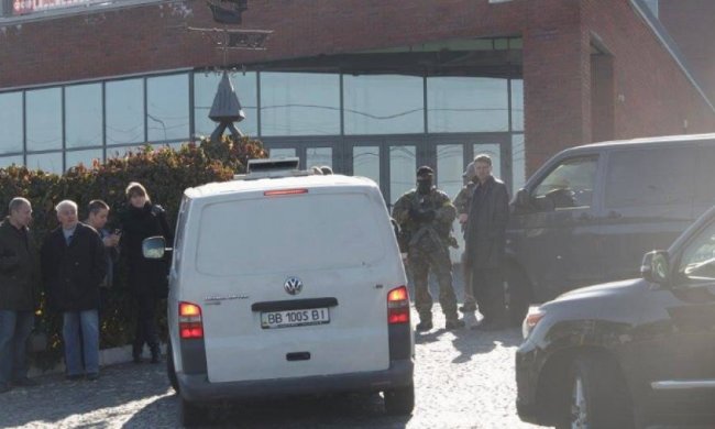 СБУ начала обыск у днепропетровских волонтеров 