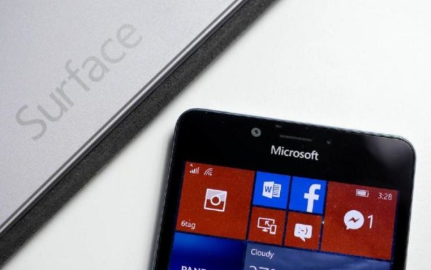 Мало не буває: Microsoft випустить смартфон з трьома дисплеями