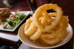 Хрусткі кільця цибулі: вдалий рецепт смачної закуски