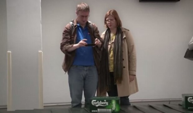 У лондонському аеропорту пасажирам видали пиво замість багажу (відео) 