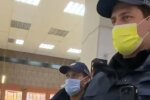 Охорона не впустила відвідувачів у ТРЦ без ковід-сертифікатів: розбиратися приїхали копи і шокували заявою