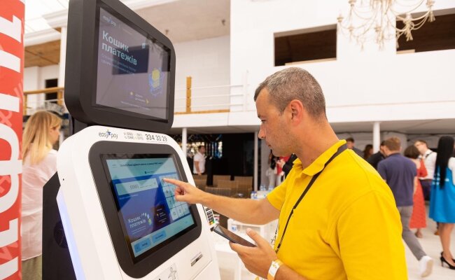 Людина працює з терміналом. Фото: EasyPay