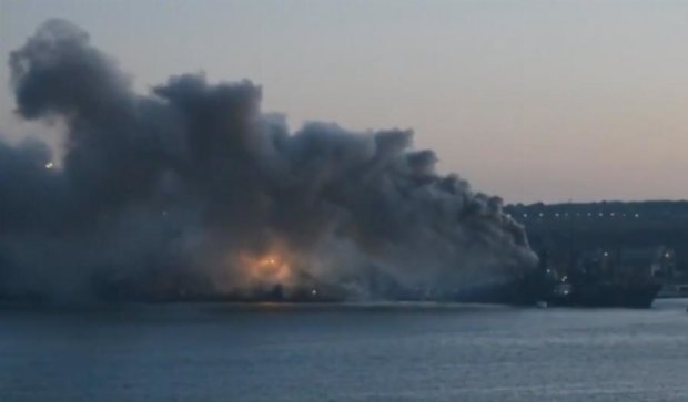 В Крыму начали гореть российские корабли (видео)