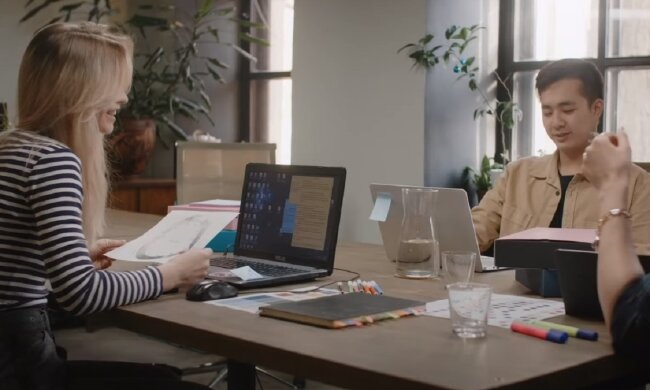 Веселі люди. Фото: скриншот Youtube