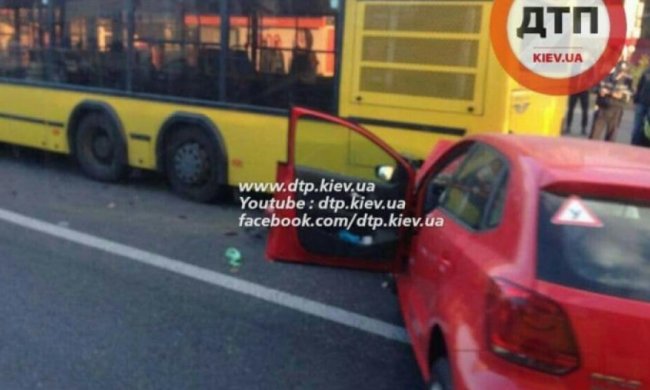 В Киеве неопытный водитель "влетел" в автобус (фото)