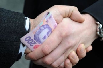 Працівника Мін'юсту впіймали на хабарі в 100 тис. грн