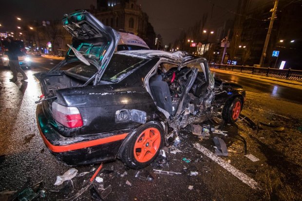 Жахлива аварія в Києві: дві машини - в мотлох, вирізали пасажирку