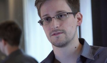 Влада США прагне контролювати кожен iPhone - Сноуден