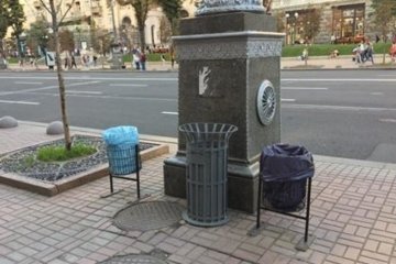 Київрада оточила себе "інсталяціями" з урн