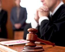 Борьба депутата за дочь: суд дал два месяца на расследование действий матери