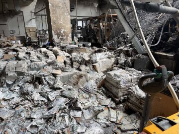 Знищені підручники після російського обстрілу друкарні