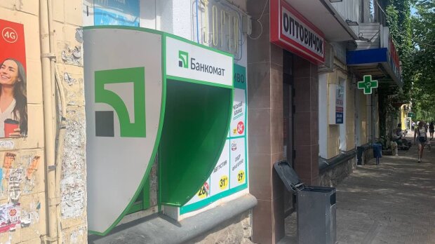 Банкомат ПриватБанку, фото: Знай.uа