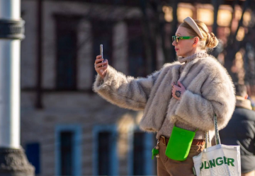 Українка, телефон, селфі, фото із соцмереж