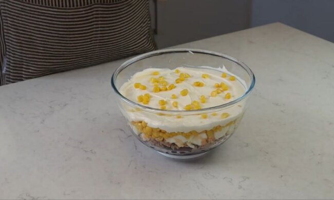 Многослойный салат с тунцем: фото скрин Ютуб