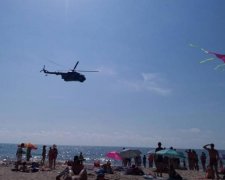 Військовий гелікоптер "атакував" відпочиваючих в Маріуполі: відео