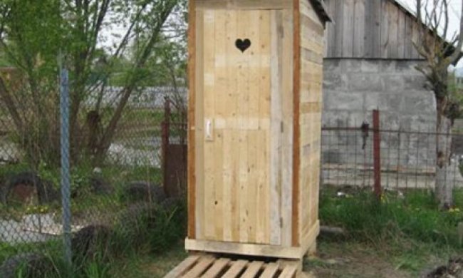 У Рівному сусідки не можуть поділити туалет