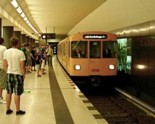 На пасажирів берлінського метро звалилась машина