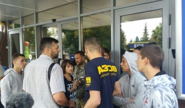 Сотня "азовцев" окружили Печерский суд (видео) 