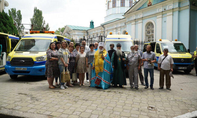 УПЦ та Фонд Вадима Новинського передали 5 машин швидкої допомоги Миколаївській громаді