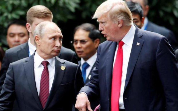 На каблуках и в бронежилете: Путин на встрече с Трампом стал всемирным посмешищем