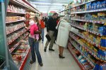 Охоронці київського супермаркету жорстоко побили покупців: причина шокує