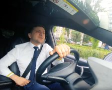 Зеленский за рулем Tesla срочно обратился к украинцам: "Я не могу..."