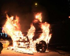 В центре Киева полыхает авто: жуткие кадры с места