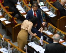 Шахматы, флирт и позирование: как депутаты коротают время в Раде