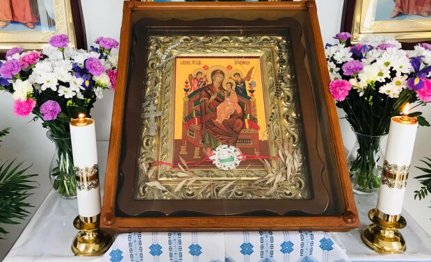 У храмі Тернопільщини ікона Божої Матері заплакала, як жива жінка: кадри дива