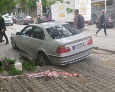 У Харкові "зальотні" студенти втратили колеса через їзду по тротуару, - "застрягли в текстурах"