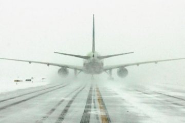 Снежный плен: аномальная непогода отменила более тысячи авиарейсов  