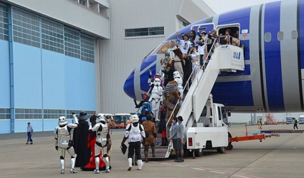 Стилізований під робота Star Wars літак перевіз перших пасажирів (фото)