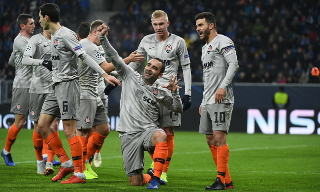 Шахтер приглашает киевлян на матч с Лионом в метро: фото