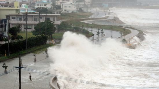 Тайфун "Джеби" свирепствует в Японии, десятки раненых и погибших