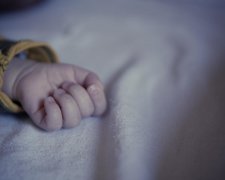 П'яна мати покинула немовля серед парку