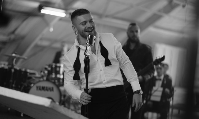 Переможець "Х-фактор" презентував чуттєвий кліп: Just give me love