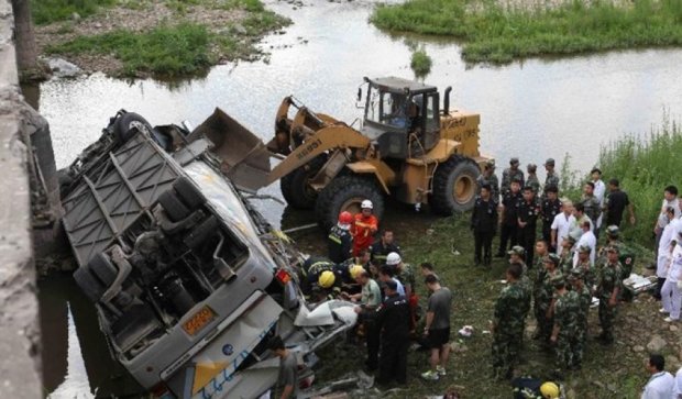 В Китае автобус упал с моста - 11 погибших