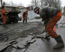 Дурні та дороги: росіяни засипають ями уламками пам'ятників