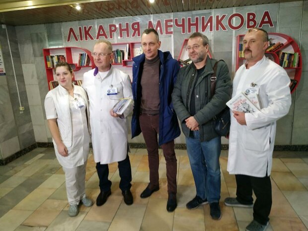 Радник прем'єра Голик привіз нові книги в "найбільш читаючий буккросинг" лікарні Мечникова