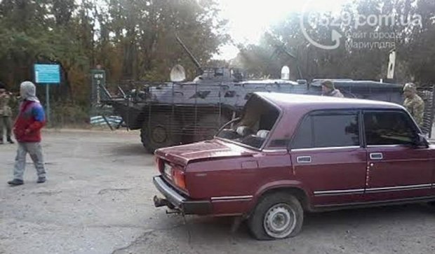 БТР украинских военных протаранил легковушку (фото)