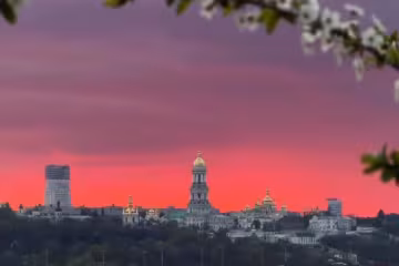 Церква, захід сонця, кадр з відео